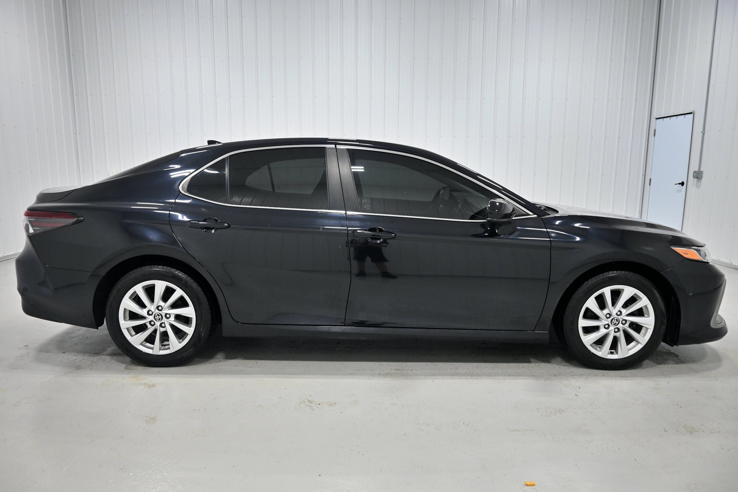 Used 2021 Toyota Camry LE AWD/4WD image 31