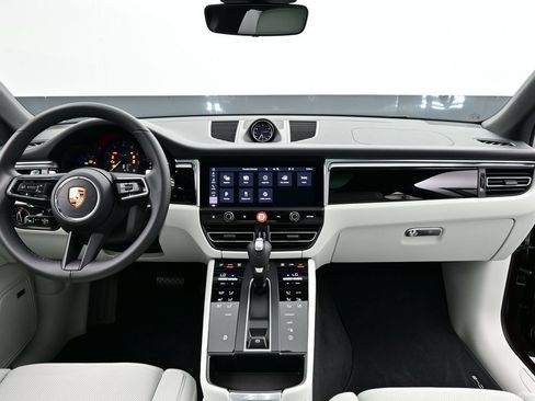 Certified 2026 Porsche Macan AWD/4WD image 24