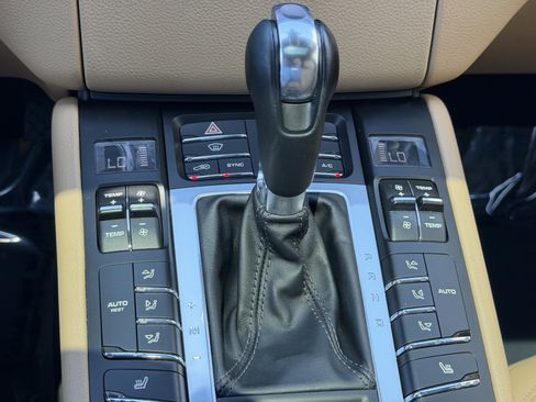 Certified 2017 Porsche Macan AWD/4WD image 29