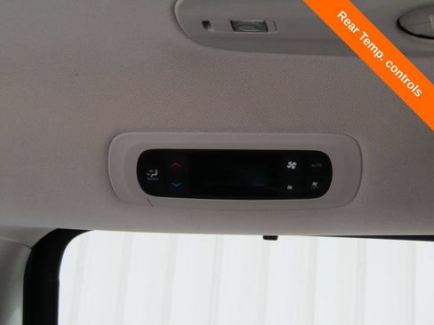 Used 2024 Chrysler Pacifica Touring-L FWD image 18