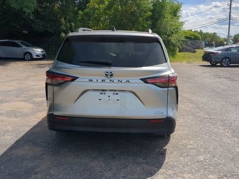 Used 2022 Toyota Sienna XLE image 4