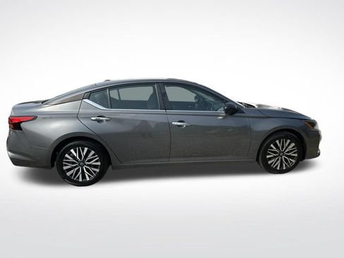 Used 2025 Nissan Altima 2.5 SV FWD image 10