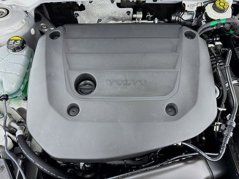 Used 2025 Volvo XC40 B5 Core image 38