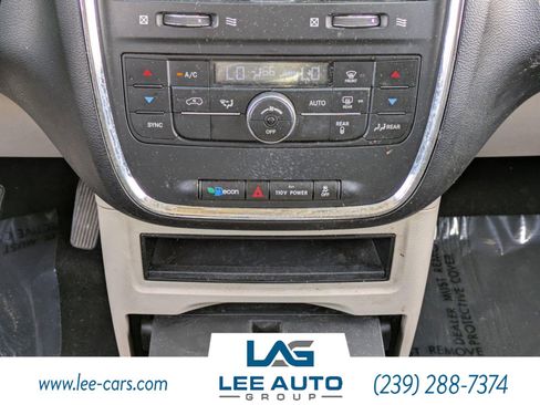 Used 2012 Chrysler Town & Country Touring image 16