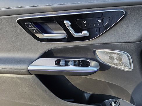 Used 2025 Mercedes-Benz GLC 300 4MATIC image 25