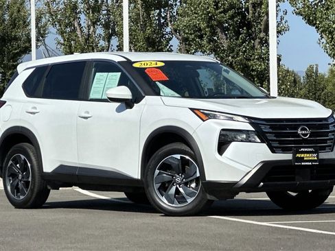 Used 2024 Nissan Rogue SV image 2