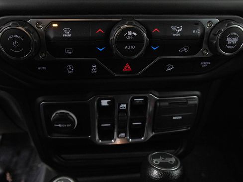 Used 2018 Jeep Wrangler Unlimited Sahara w/ Uconnect 4C Nav & Sound Group image 27