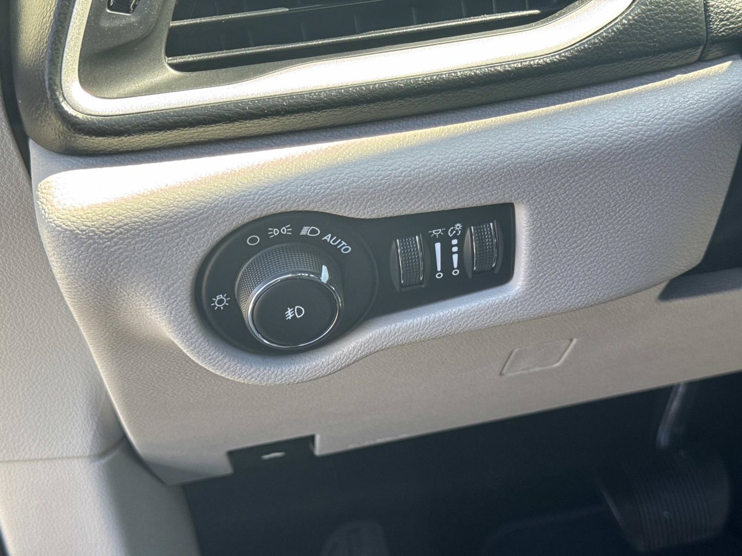 Used 2019 Chrysler Pacifica Touring-L FWD image 32