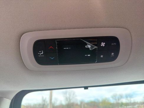 Used 2018 Chrysler Pacifica Touring-L FWD image 21