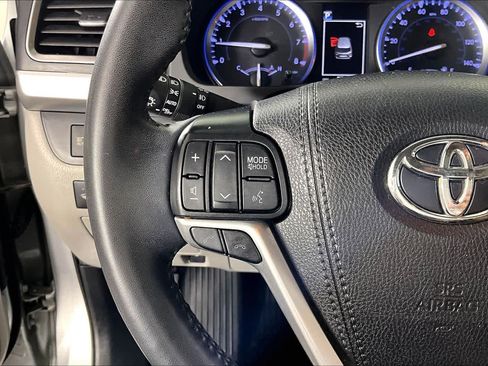 Used 2019 Toyota Highlander XLE FWD image 23