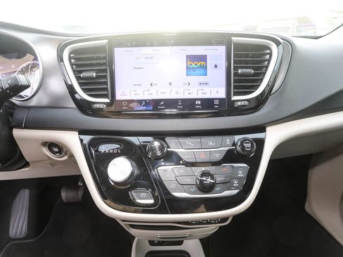 Used 2024 Chrysler Pacifica Touring-L image 15
