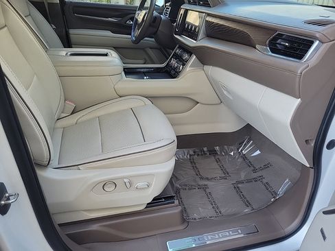 Used 2021 GMC Yukon Denali w/ Denali Premium Package image 13