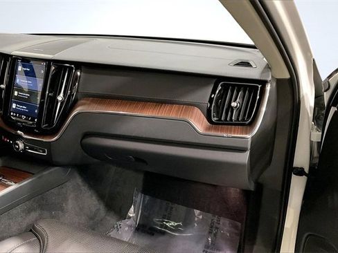 Certified 2023 Volvo XC60 B5 Ultimate w/ Climate Package image 18