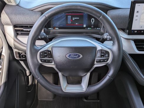 Used 2025 Ford Explorer Active w/ Active Comfort Package RWD image 22