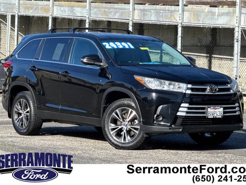 Used 2019 Toyota Highlander LE w/ Carpet Mat Package (TMS) image 1