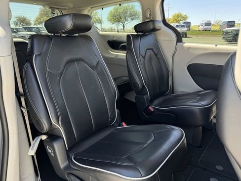 Used 2024 Chrysler Pacifica Limited FWD image 29
