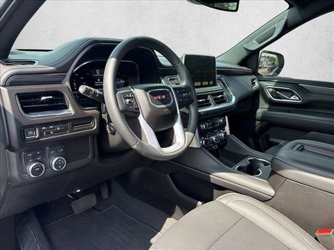 Used 2024 GMC Yukon SLT w/ SLT Luxury Package AWD/4WD image 9