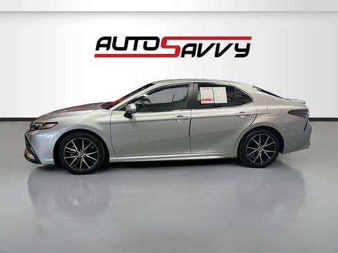 Used 2023 Toyota Camry SE w/ Cold Weather Package image 4