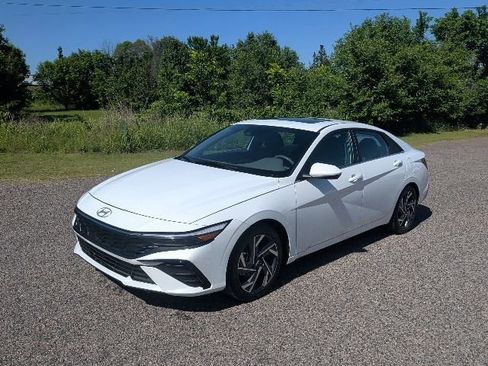 Used 2025 Hyundai Elantra SEL FWD image 1