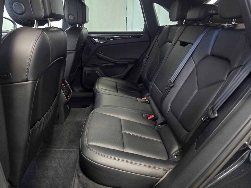 Certified 2025 Porsche Macan AWD/4WD image 19