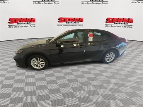 Used 2025 Toyota Camry LE image 6