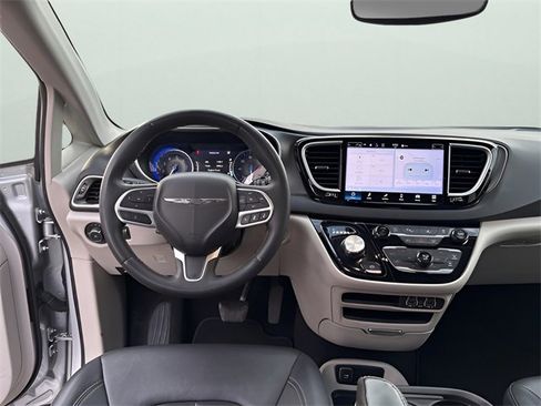 Used 2024 Chrysler Pacifica Touring-L image 18