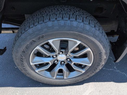 Used 2023 Chevrolet Silverado 1500 LT w/ Z71 Off-Road Package AWD/4WD image 9