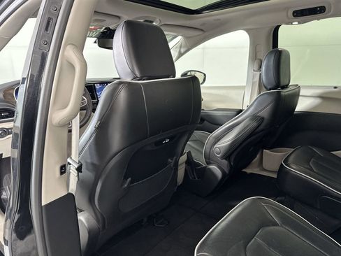 Used 2023 Chrysler Pacifica Limited FWD image 24