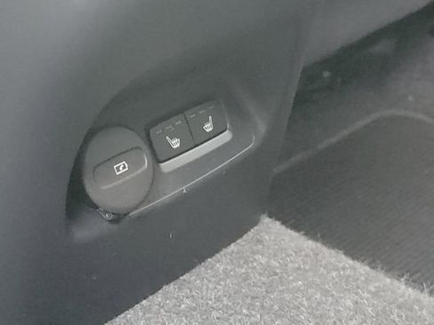 Used 2024 Volvo XC40 B5 Plus image 17