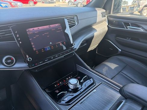 Used 2024 Jeep Wagoneer L Series III w/ Flexible Seating Group image 20