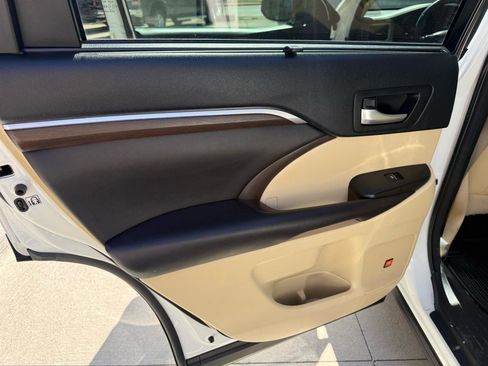 Used 2016 Toyota Highlander Limited image 14