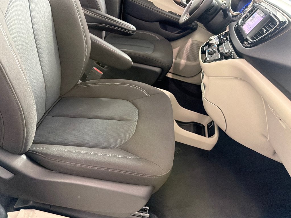 Used 2023 Chrysler Voyager LX FWD image 23