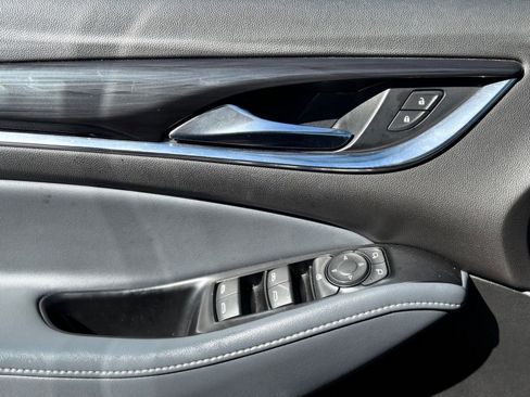 Used 2022 Buick Enclave Essence image 14