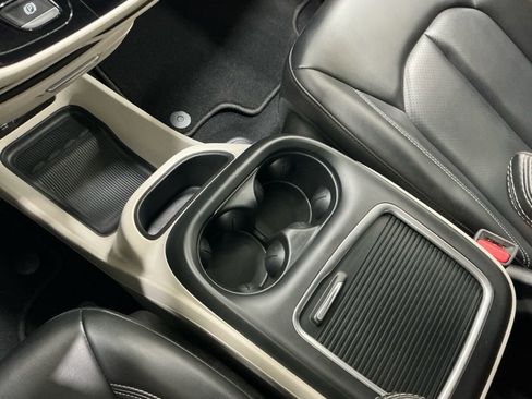 Used 2023 Chrysler Pacifica Touring-L image 13