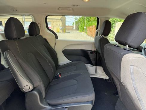 Used 2020 Chrysler Voyager L FWD image 24