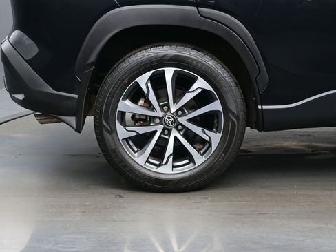 Used 2022 Toyota Corolla Cross XLE w/ Convenience Package image 9