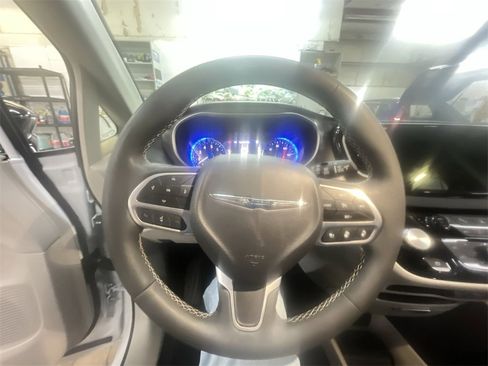 Used 2024 Chrysler Pacifica Touring-L image 14