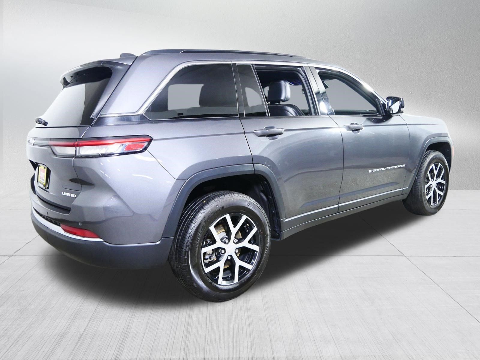 Used 2024 Jeep Grand Cherokee Limited RWD image 7