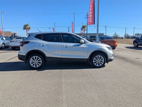 Used 2021 Nissan Rogue Sport S image 2