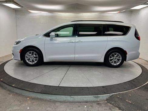 Used 2022 Chrysler Pacifica Touring-L image 2