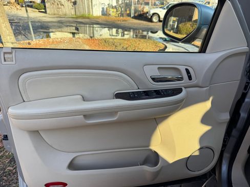 Used 2007 Cadillac Escalade AWD w/ Information Package image 11