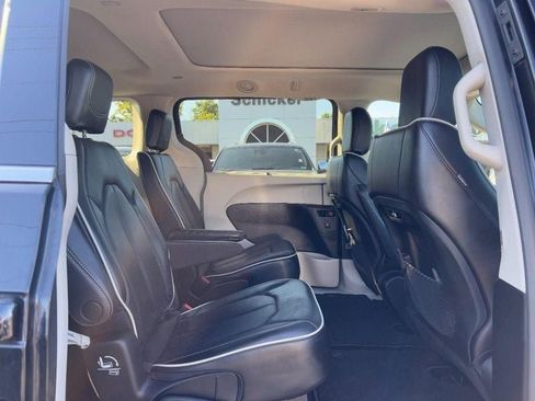Used 2023 Chrysler Pacifica Limited image 10
