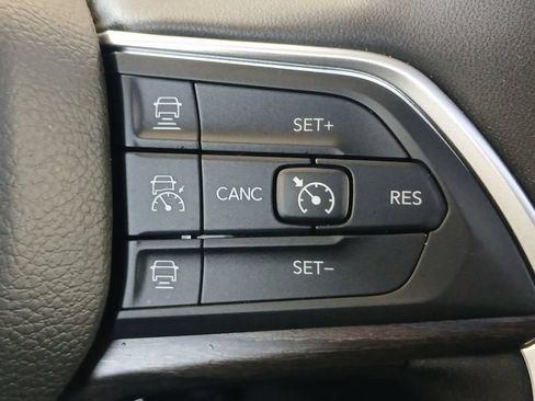 Used 2025 Jeep Grand Cherokee Limited w/ Luxury Tech Group II RWD image 25