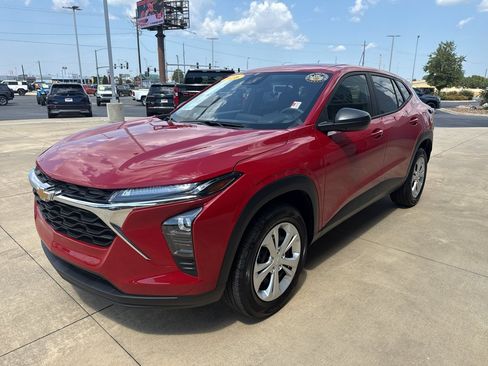 Used 2026 Chevrolet Trax LS FWD image 3