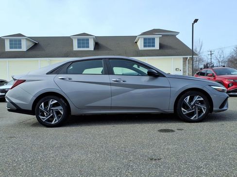 Certified 2025 Hyundai Elantra Sport image 2