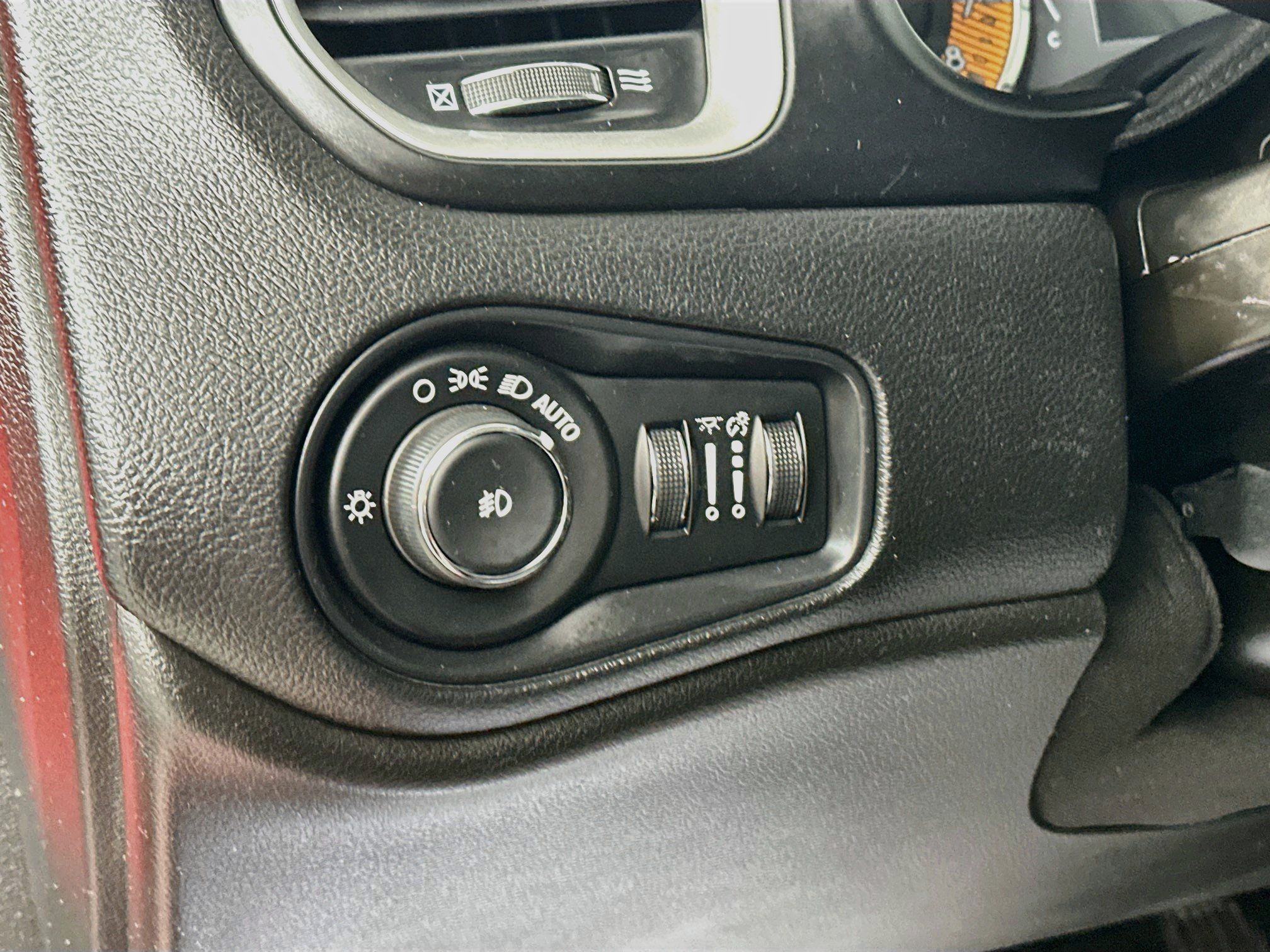 Used 2020 Jeep Renegade Latitude w/ Cold Weather Group AWD/4WD image 10