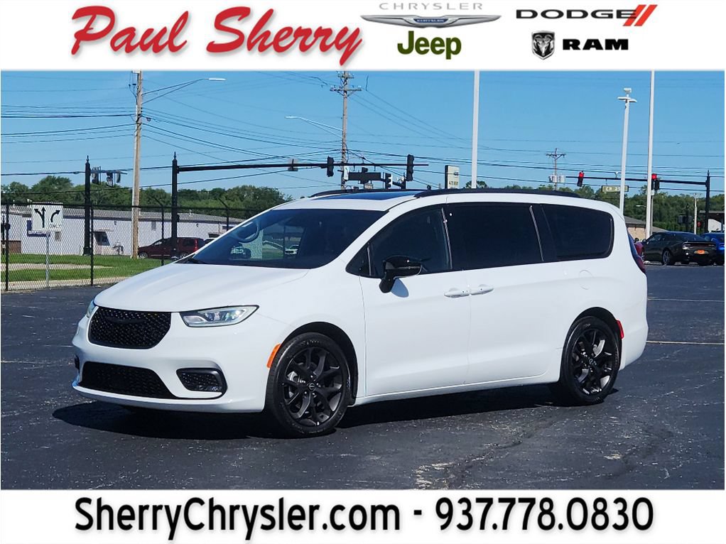 Used 2025 Chrysler Pacifica Limited FWD image 1