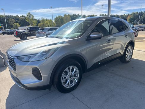 Certified 2023 Ford Escape Active w/ Tech Pack #2 image 3