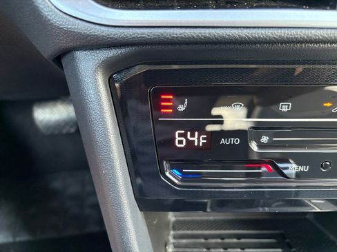 Used 2025 Volkswagen Taos SE image 21