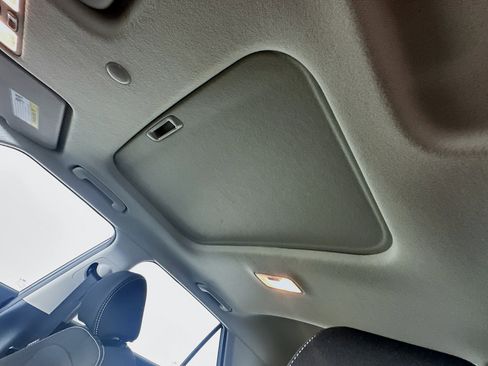 Used 2025 Hyundai Venue SEL FWD image 25